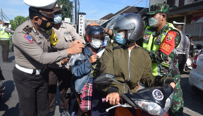 Operasi Zebra Agung 2021 Polres Tabanan Bagikan Helm dan Sembako