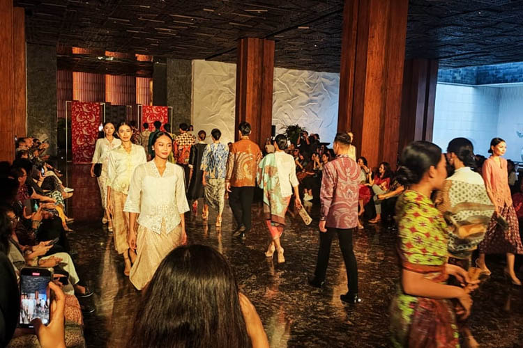 Hari Batik Nasional 2024: InJourney Tampilkan Iwan Tirta Private Collection di The Meru Sanur