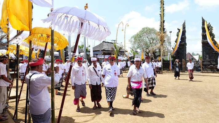 Bupati Sanjaya Apresiasi Desa Adat Batungsel dalam Melestarikan Tradisi Seni Agama dan Budaya