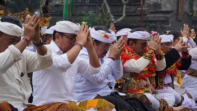 Wagub Cok Ace Hadiri Bhakti Penganyar kota Denpasar di Pura Mandara Giri Semeru Agung