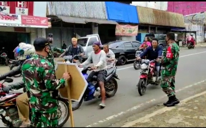 Perketat Prokes, Prajurit TNI Lakukan Operasi Yustisi di Hari Libur