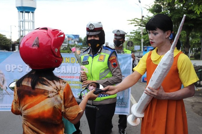 Banyak Badut Bermunculan di Perempatan Masjid Agung Kendal