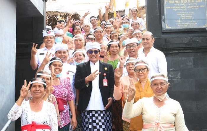 Hadiri Yadnya di Pura Pasek Gelgel Akah Riang Ancut, Komitmen Ngayah Bupati Tabanan