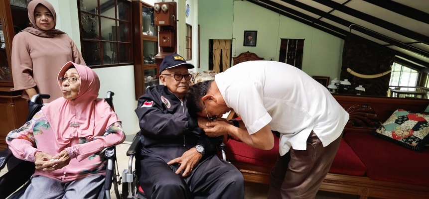 Bertemu Solihin GP, Moeldoko Langsung Salam Hormat dan Cium Tangan