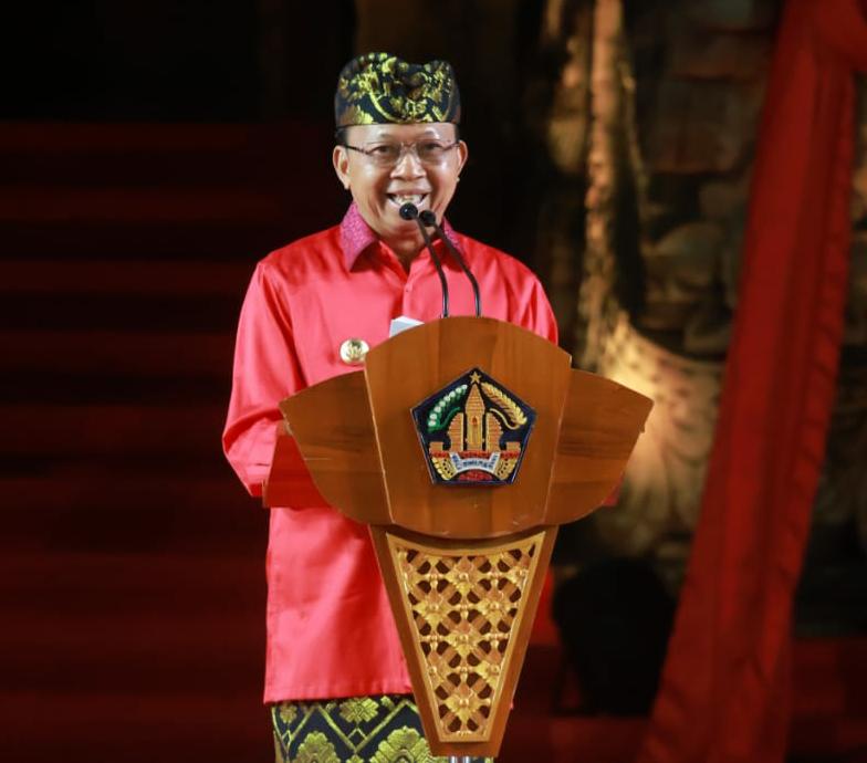 Tutup PKB ke-45, Gubernur Koster Anugerahi 10 Pengabdi Jagat Seni Penghargaan Adi Sewaka Nugraha