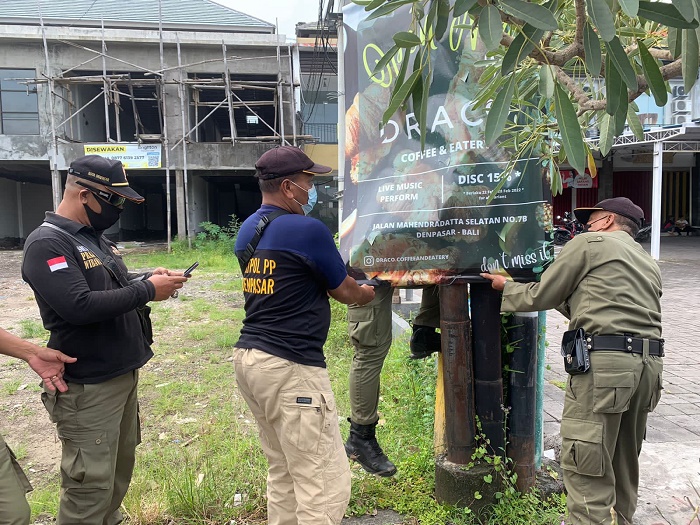 Satpol PP Denpasar Turunkan Paksa Banner hingga Pamflet Kadaluwarsa