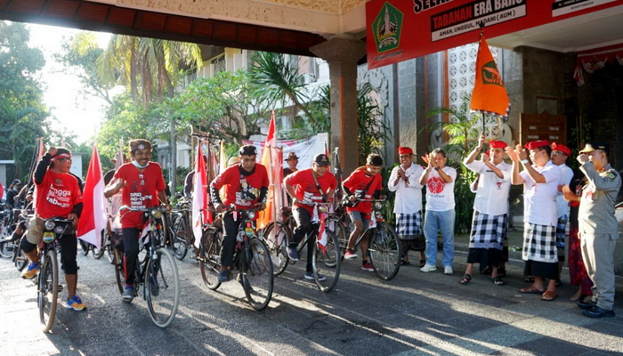Komunitas Sepeda Ontel Tabanan Bersepeda Keliling Bali Semarakan HUT ke-529 Kota Tabanan