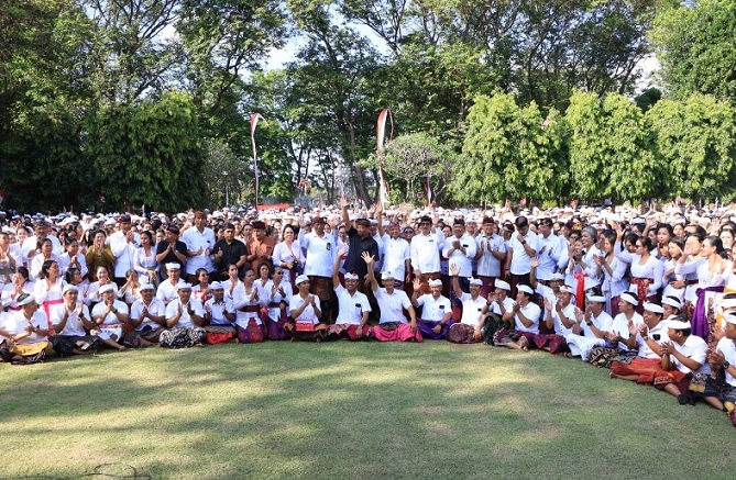 Gubernur Koster Serahkan SK Pengangkatan P3K, Disambut Gemuruh Ribuan Guru SMA, SMK dan SLB Se-Bali