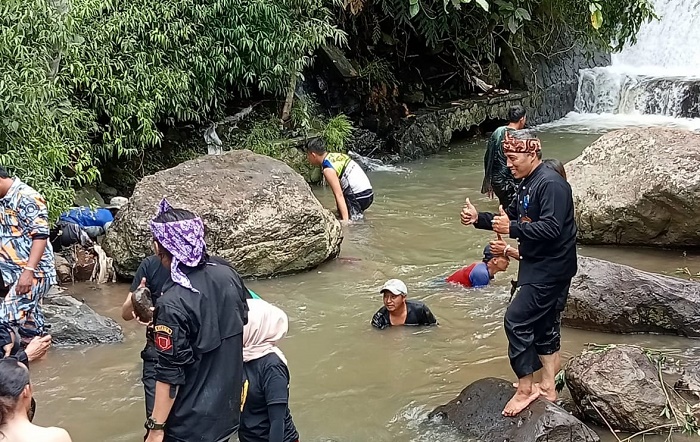 Tradisi ‘Ngagogo’ Menangkap Ikan dengan Tangan Kosong, Cara Warga Sumedang Jaga Ekosistem Sungai