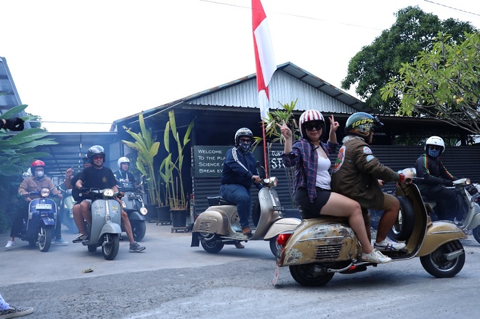 Vespa Lovers Kunjungi Destinasi Wisata Otomotif Tuksedo Studio Bali