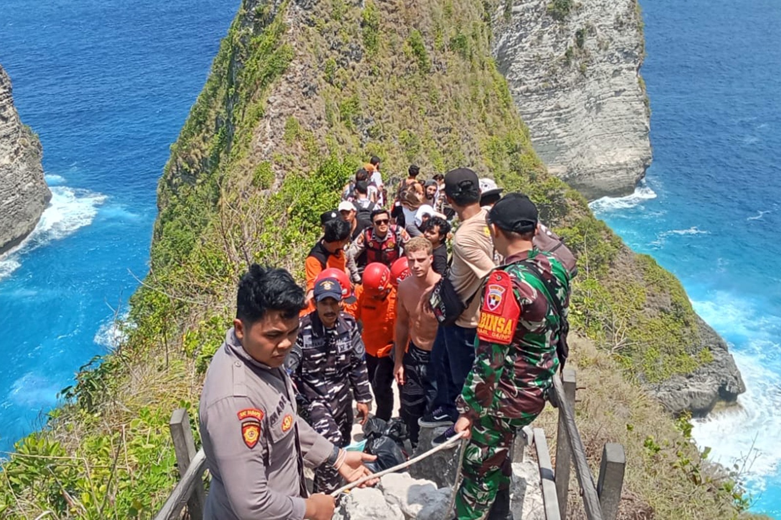 Tragis! WNA Asal Australia Meninggal Dunia Usai Jatuh ke Jurang Sedalam 80 Meter di Tebing Kelingking Beach