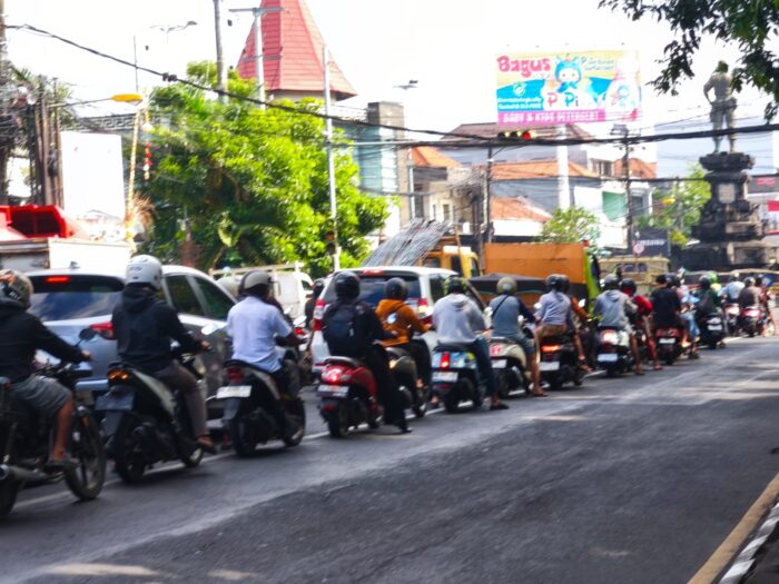 Awas Bahaya Blind Spot, Kenali Tips Aman Berhenti di Pinggir Jalan Berikut Ini
