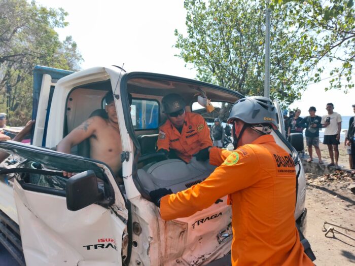 Evakuasi Dramatis: Pengemudi Truk Berhasil Selamat Usai Terjepit Kecelakaan Maut di Gerokgak, Buleleng
