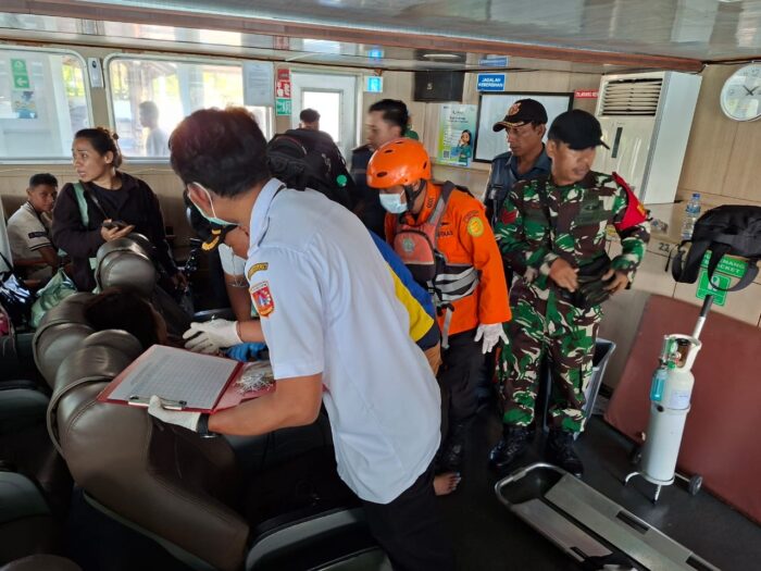 Ratusan Penumpang Berhasil Dievakuasi Selamat Usai Kapal Terbakar di Selat Lombok