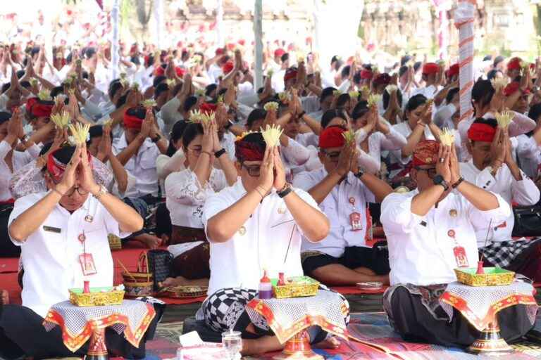 Membumikan Spiritualitas dalam Pelayanan, Pemkab Tabanan Gelar Persembahyangan Purnama Kanem