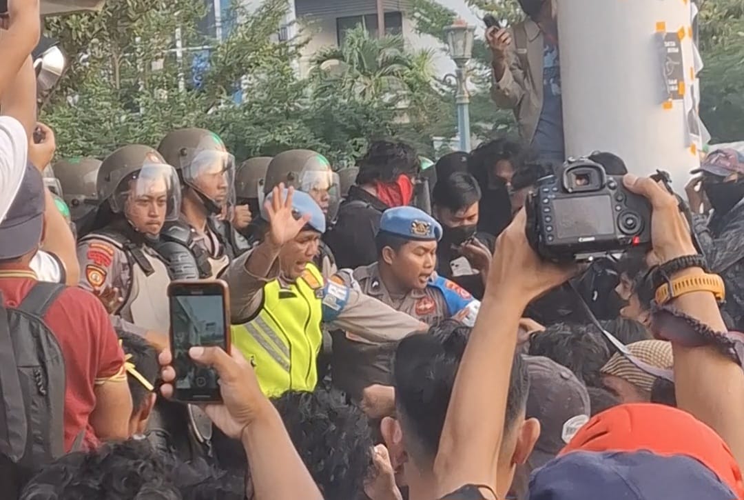 Demo 2 Tahun Prabowo-Gibran di DPRD DIY Ricuh: Belasan Luka-Luka, 6 Mahasiswa UGM Dibebaskan Dini Hari