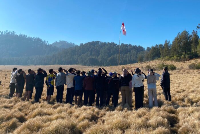 Unik dan Penuh Haru! Pendaki Kibarkan Merah Puth di Bekas Landasan Pacu Kolonial Cikasur Argopuro
