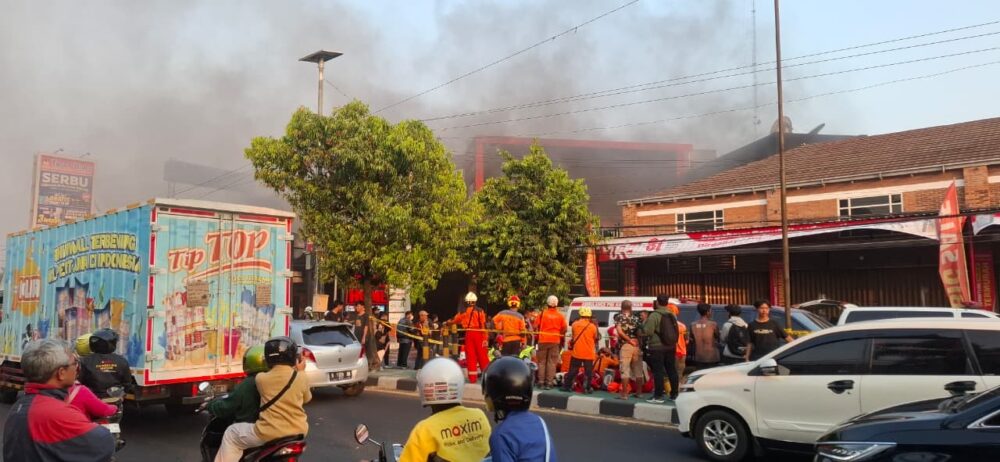Detik-detik Kebakaran Trans Home Sleman: Warga Sebut Api Cepat Merembet Akibat Angin Kencang