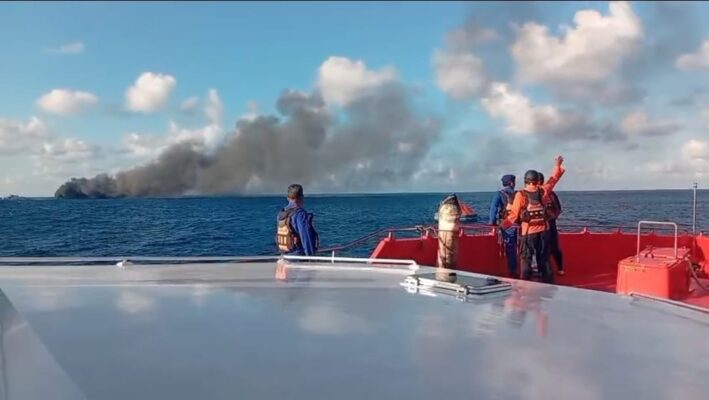 KMP Putri Yasmin Terbakar di Selat Lombok, Tim SAR Gabungan Kerahkan Helikopter dan Kapal Cepat