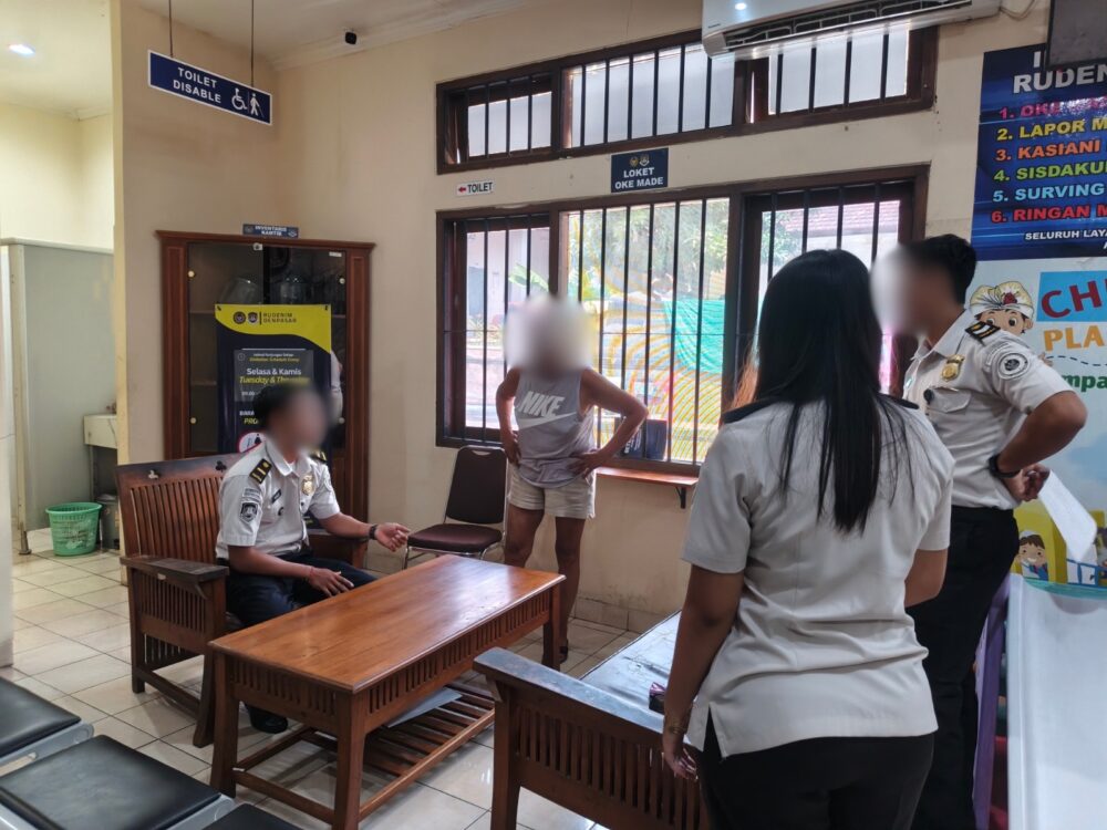 Petugas Imigrasi Denpasar Amankan Lansia Belanda Gegara Bikin Onar di Hotel