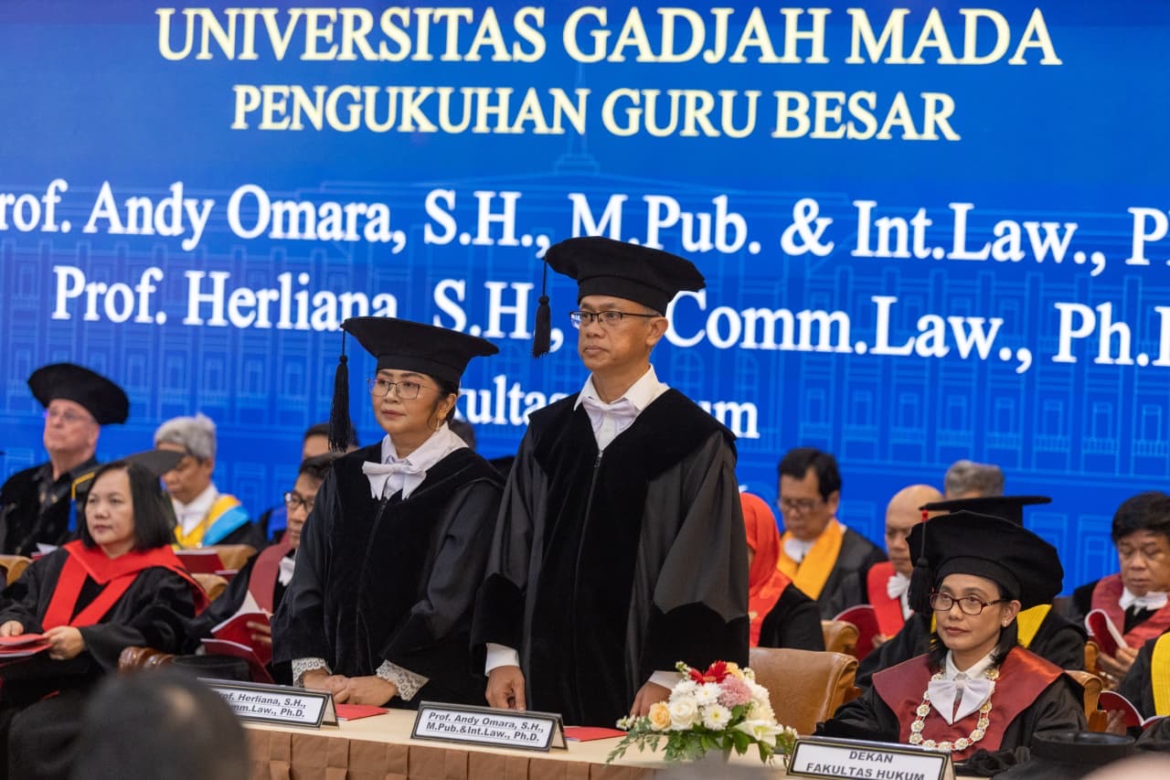 Momen Istimewa di UGM: Pasutri Dosen FH Dikukuhkan Sebagai Guru Besar Tepat di Hari Ulang Tahun Pernikahan ke-25