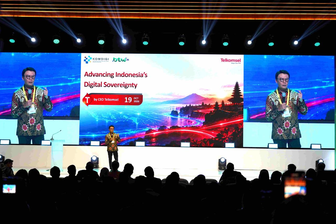 Dukung Kedaulatan Teknologi Nasional, Menkomdigi Meutya Hafid Apresiasi Inovasi AI Lokal Telkomsel