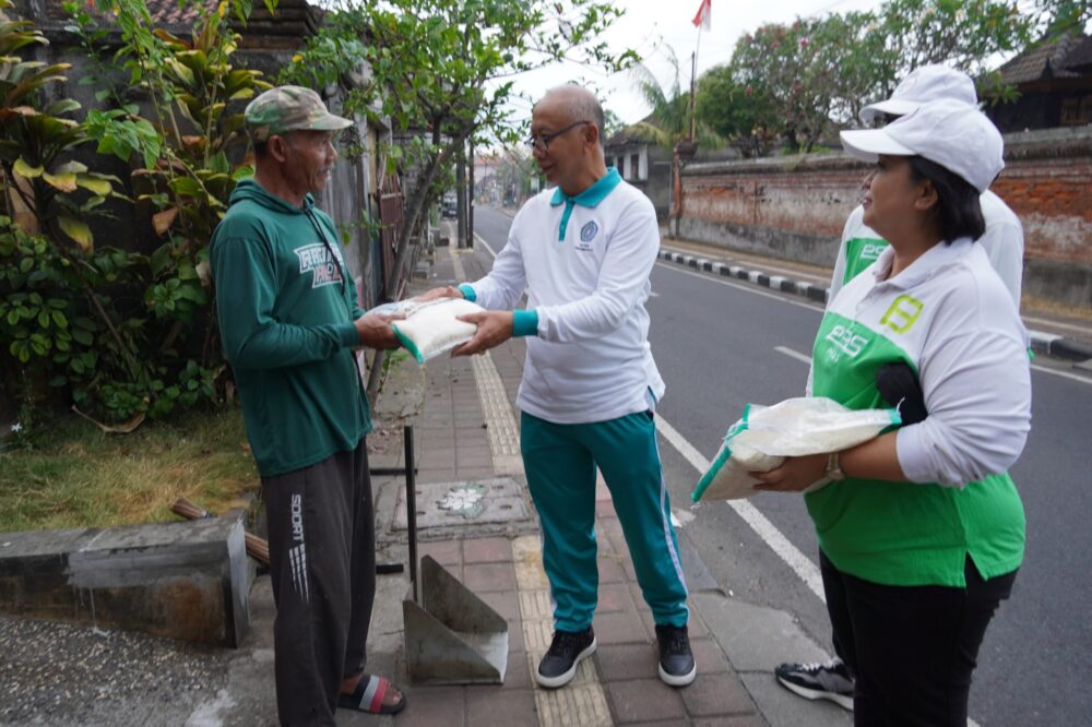 Warga Peduli Kebersihan Telajakan di Denpasar Diganjar Beras 5 Kg dari TP PKK Bali