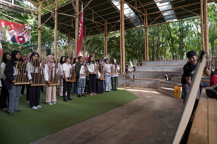 Lestarikan Angklung, AHM Bekali Pelajar Jadi Duta Budaya