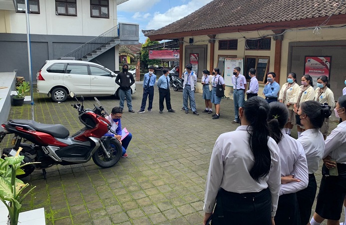 Astra Motor Bali Edukasi Keselamatan Berkendara di SMKN 2 Tabanan