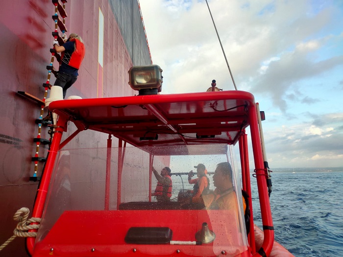 Tim SAR Evakuasi Awak Kapal Blue Ridge di Selat Badung