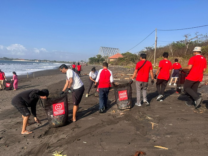 World Cleanup Day, CCEP Indonesia Bersih-Bersih Pantai hingga Edukasi Pengolahan Sampah dari Sumbernya