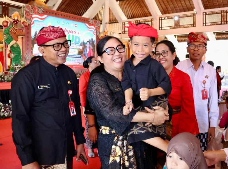 Bunda Rai Ajak Warga Sukseskan Wajib Belajar 13 Tahun di Puncak Gebyar PAUD Tabanan