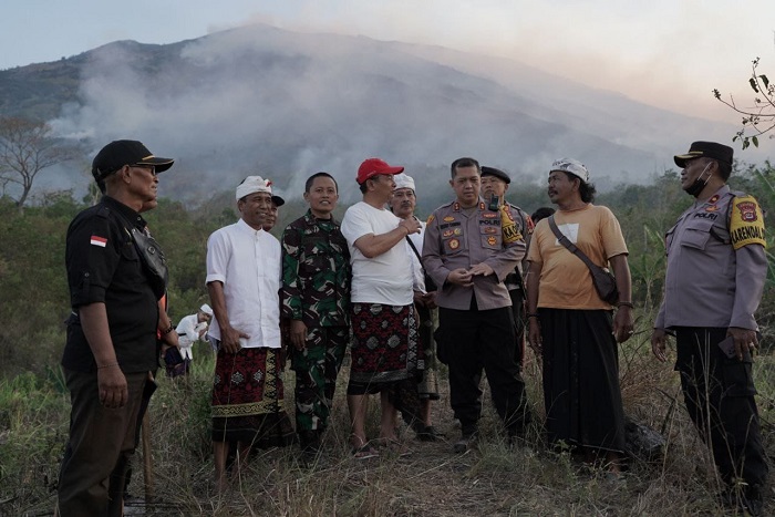 Tidak Hadiri Rapat Paripurna Dewan, Bupati Gede Dana Pantau Kebakaran Hutan Lindung Gunung Agung