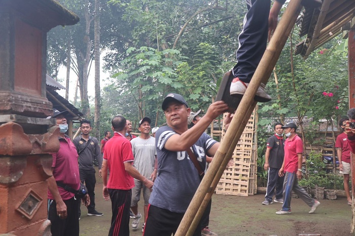 Bupati Gede Dana Rogoh Kocek Pribadi Gotong Royong Rehab Rumah Warga Miskin