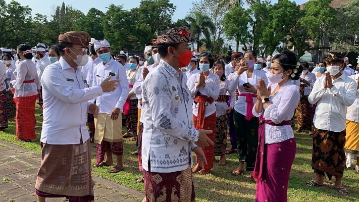 Bupati Gede Dana Serahkan Ratusan SK CPNS dan PPPK saat Hardiknas