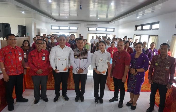 Serahkan SK Pegawai BLUD RSUD Karangasem, Bupati Gede Minta Pegawai Tingkatkan Kualitas Pelayanan Rumah Sakit