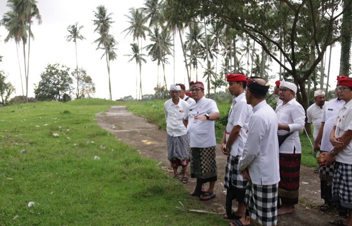 Bupati Komang Sanjaya Serahkan Bantuan Mesin Pencacah Sampah Jaga Kebersihan Pura Dalem Prajapati