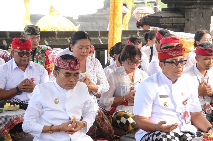 Rangkaian Upacara Pujawali, Bupati Tabanan dan Jajaran Lakukan Persembahyangan di Pura Luhur Tanah Lot