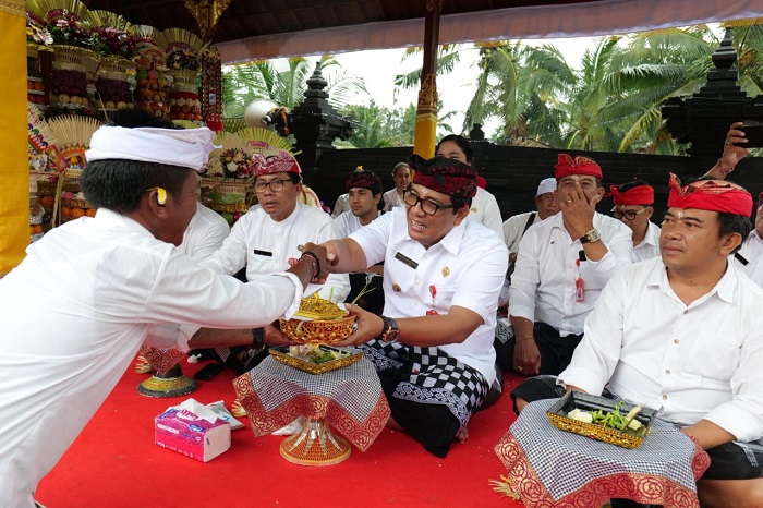 Hujan Tak Surutkan Semangat, Dihadiri Bupati Sanjaya Warga Bunyuh Sukseskan Pujawali