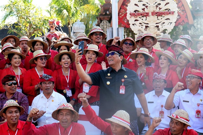 Tabanan Gelar Upacara Hari Kesadaran Nasional, Ratusan PPPK Dilantik dan Pensiunan Diberi Penghargaan