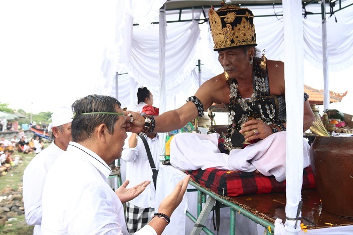 Perkuat Spiritualitas Masyarakat, Bupati Sanjaya Hadiri ‘Pengelukatan Banyu Pinaruh’ Bersama di Pantai Yeh Gangga