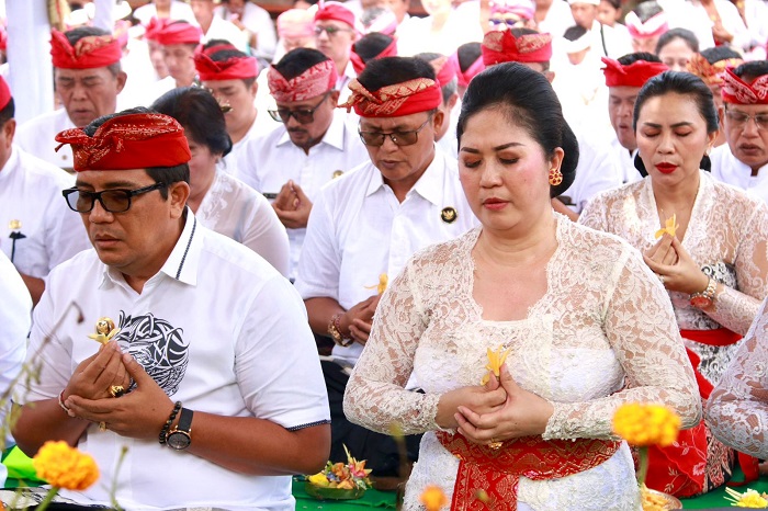 Bupati Sanjaya dan Jajaran Pemkab Tabanan Laksanakan Persembahyangan di Pura Ulun Danu Batur