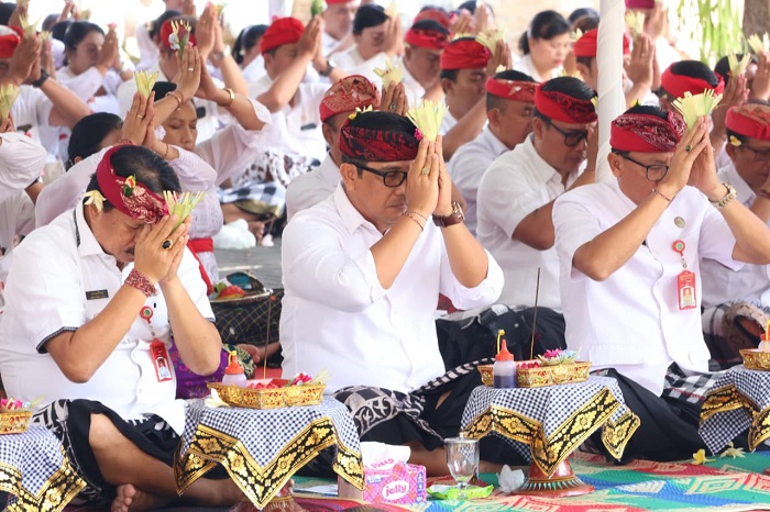 Pemkab Tabanan Gelar Persembahyangan Saraswati, Bupati Sanjaya Ajak Aparatur Bersyukur dan Disiplin