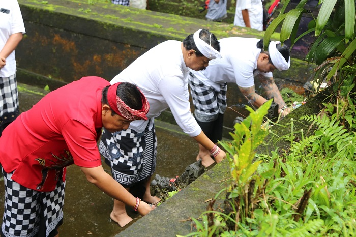 Jaga Keharmonisan Manusia Alam dan Tuhan, Bupati Sanjaya Laksanakan Persembahyangan Mohon Kerahayuan Jagat