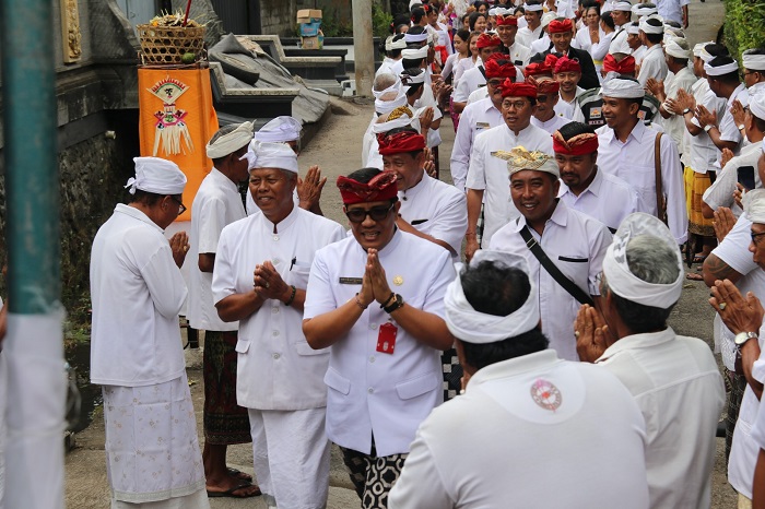 Hadiri Pujawali Krama Tiga Desa, Bukti Komitmen Bupati Sanjaya Bangun Tabanan Sekala Niskala