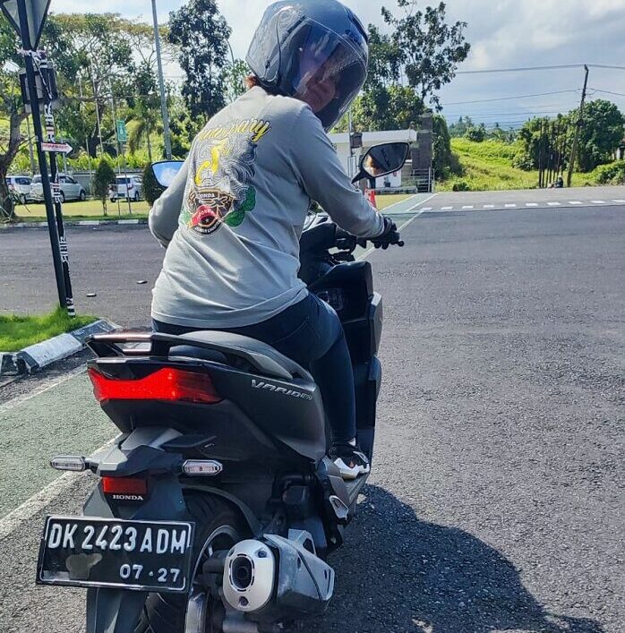 Menoleh Kebelakang Saat Berkendara Agar #Cari_Aman, Berikut Manfaatnya