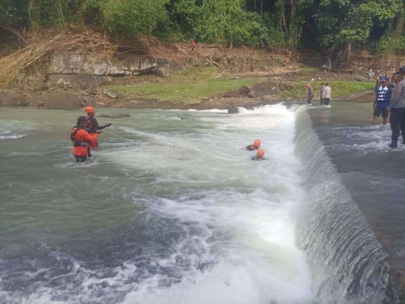 Tim SAR Evakuasi Warga Terseret Arus Sungai Yeh Ho Tabanan