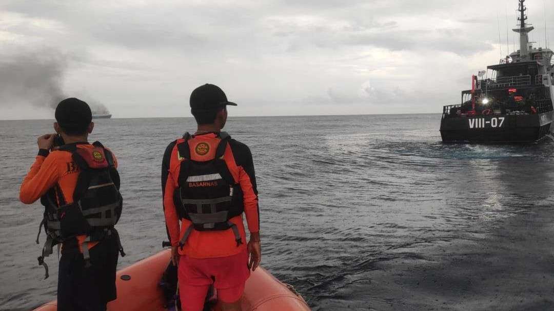 KMP Mutiara Timur Terbakar di Perairan Utara Karangasem Bali