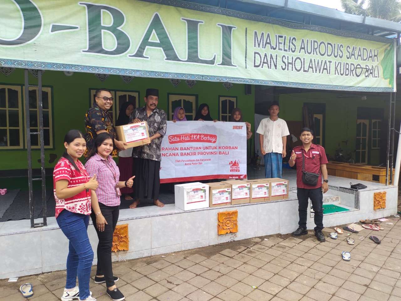 Ikatan Karyawan Astra Motor Bali Donasikan Seragam Sekolah bagi Korban Banjir Jembrana