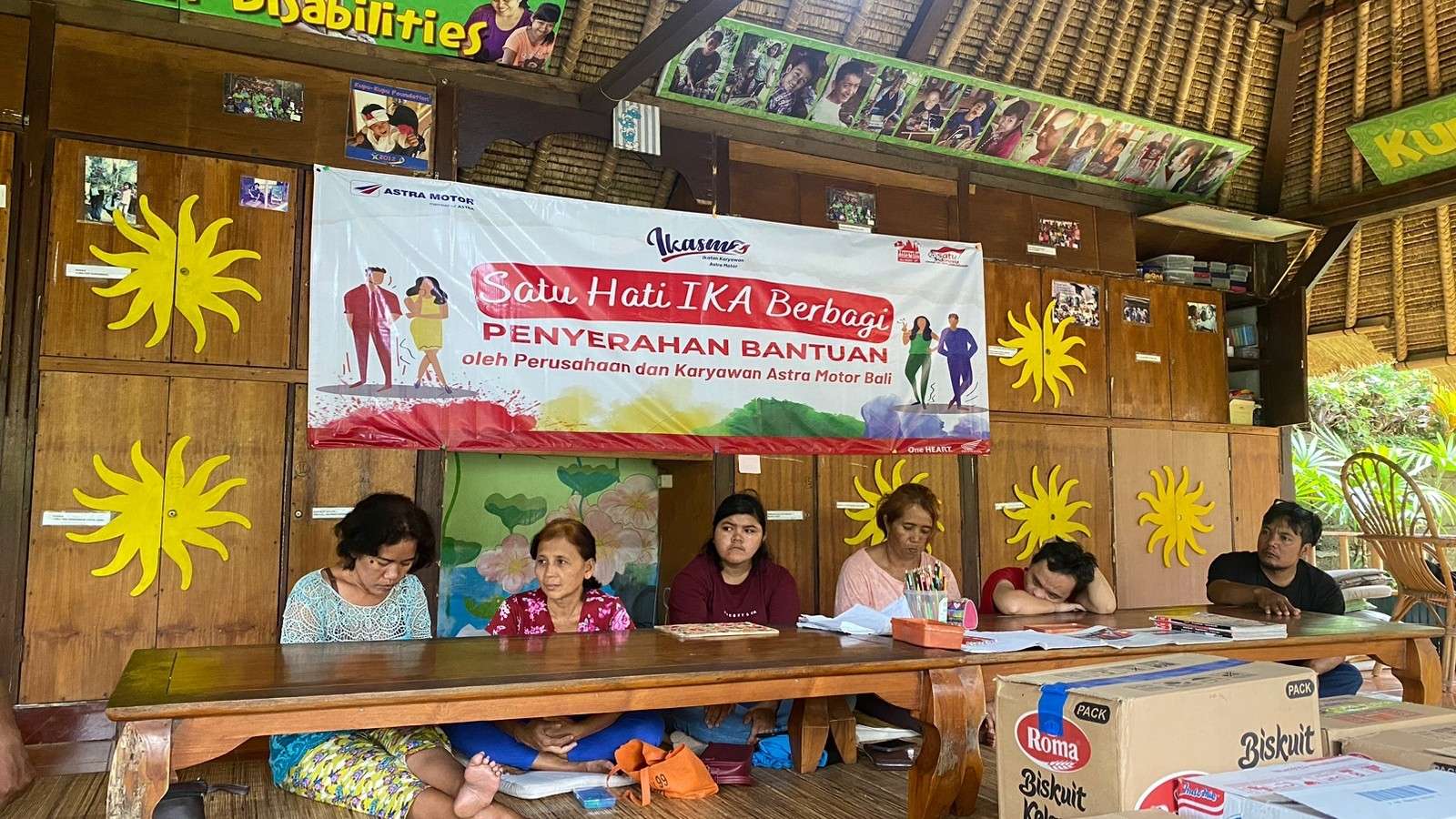 IKA Astra Motor Bali Serahkan Bantuan Sembako bagi Anak Difabel
